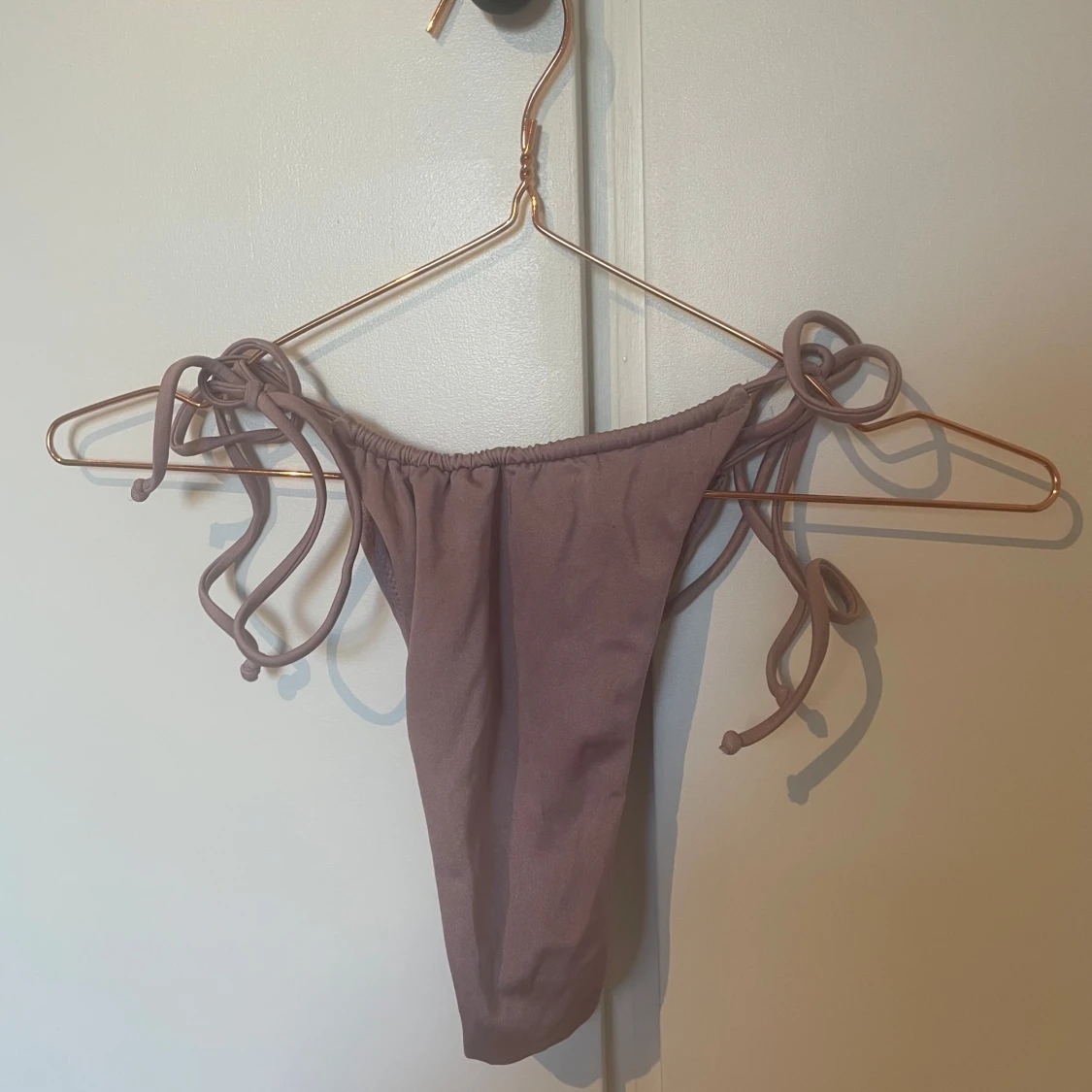 Ljuslila bikiniunderdel från Monki