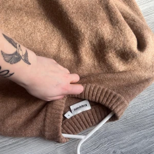 Stickad tröja  - En helt ny stickad tröja från Kappahl i storlek small, köptes i höstas men inte kommit till användning, är två slitsar på sidan av tröjan och vida armar, en superskön tröja som inte sticks.