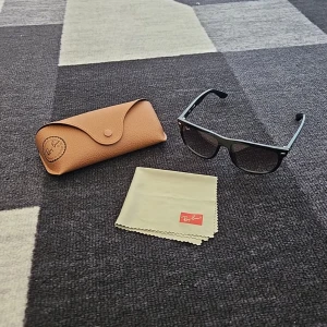 Svarta Rayban boyfriend - Snygga svarta solglasögon från Ray-Ban, modell RB 4147 med mycket bra skick. De har en klassisk design med breda skalmar och mörka linser. Perfekta för soliga dagar och kommer med ett brunt fodral och putsduk. Original pris 1000kr. Pris kan diskuteras. Självklart äkta! Hör av er vid intresse.