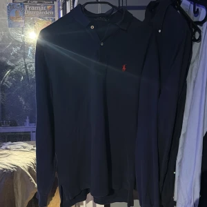 Mörkblå pikétröja från Ralph Lauren - Säljer denna stilrena långärmade piké tröjan från Ralph Lauren, skriv om du har några funderingar!