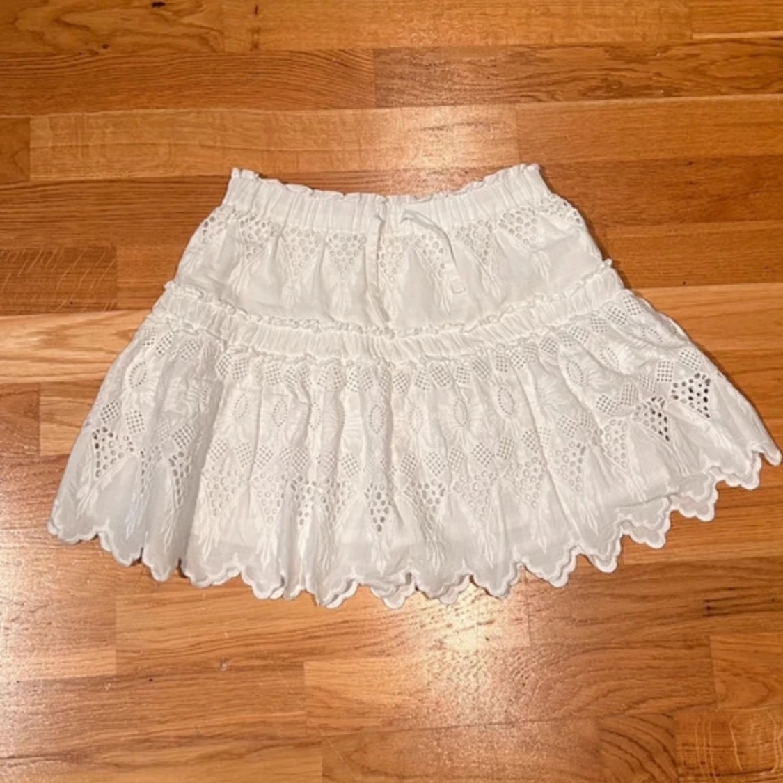 Vit kjol med spetsdetaljer - 1