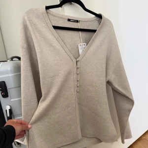 Knitted cardigan från Gina - Helt ny med lapp kvar, storlek L! 