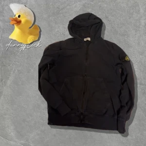 Mörkblå zip från Stone Island  - Säljer denna mörkblåa stone island kofta. Junior storlek. 14/170cm. Sitter bra på mig som är 172cm. Hyfsat bra skick; urtvättad men man får ett tvättmedel som restore material, skriv privat för mer info!