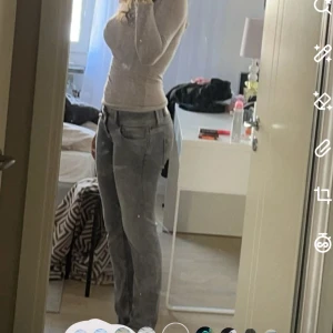 Lågmidjade pepe-jeans - Säljer mina pepe-jeans då de inte kommer till användning längre, de är straight-leg och perfekt lågmidjade!! Storlek 38 och jag är 168 cm
