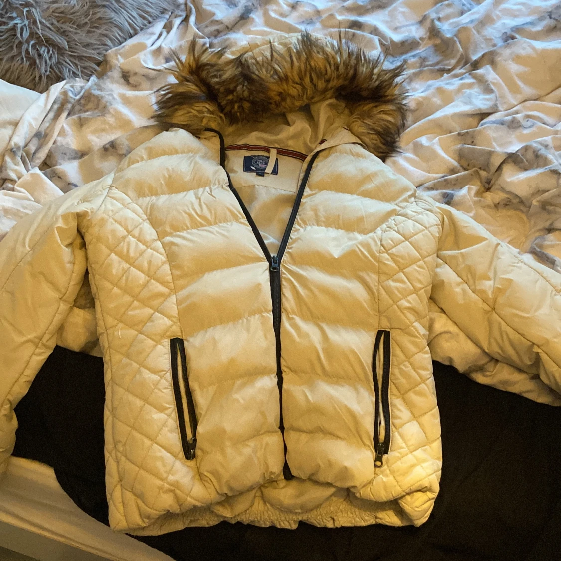 Beige dunjacka med pälskrage