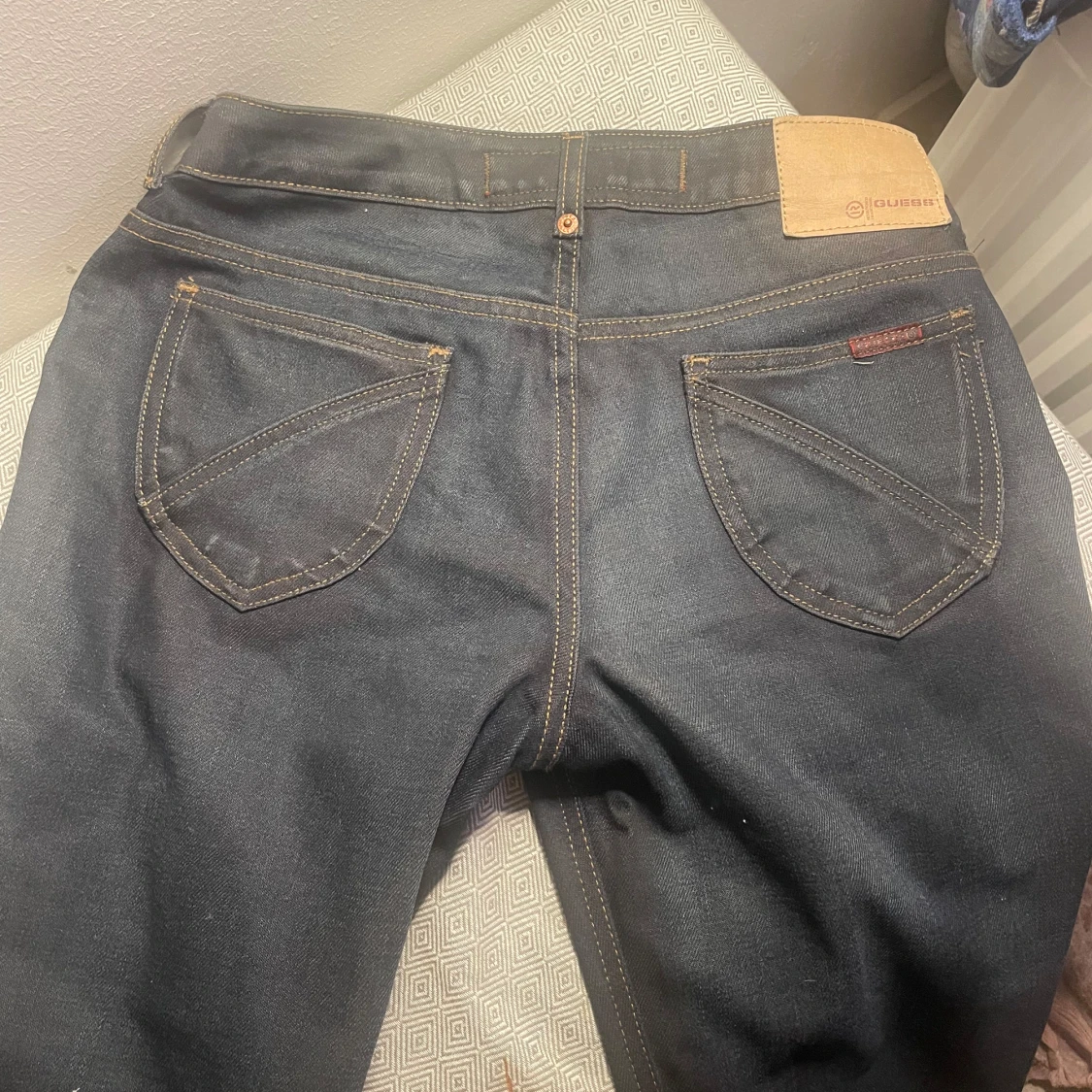 Mörkblå jeans från Guess