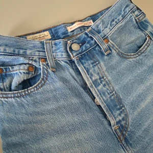 Blå jeans från Levi's - Säljer dessa klassiska blå Levi's jeans. 🥰Säljer eftersom de inte passar längre 💕Fler bilder finns att få 🫶🏼