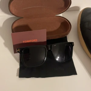 Tom Ford solglasögon  - Sjukt snygga Tom Ford | solglasögon köpta förra månaden men dem passa ej mig då jag har litet huvud | Skriv om du har frågor och självklart äkta från synsam | Tvättas innan frakt⭐️