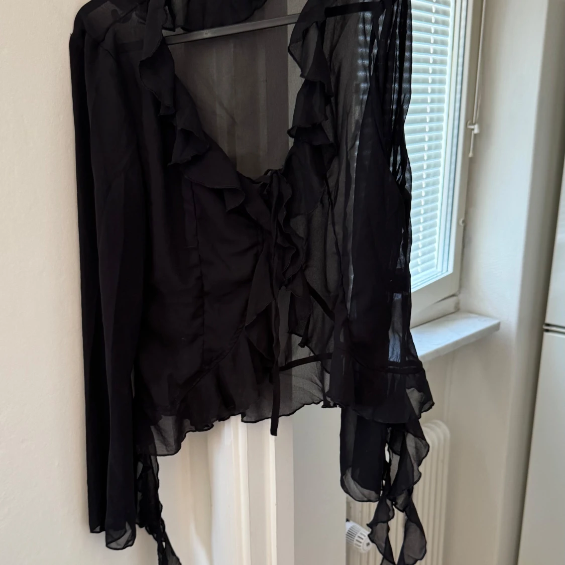 Genomskinlig svart spets topp