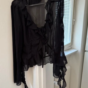 Genomskinlig svart spets topp - Snygg svart festblus som kan matcha med svart underdel. Spets- och vila detaljer gör det till en perfekt topp till en dejt.