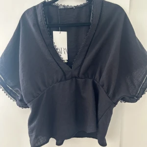 Svart blus från Zara - Svart blus från Zara storlek xs, aldrig använd🌸