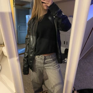 Svart skinnbomberjacka - Snygg svart skinnbomberjacka med dragkedja och långa ärmar. Använd 2 gånger🫶🏼