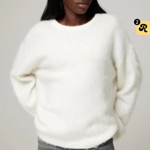 Vit stickad tröja från Bik Bok - Mysig vit stickad tröja från Bik Bok. Tröjan är i moshair. Använd sparsamt.