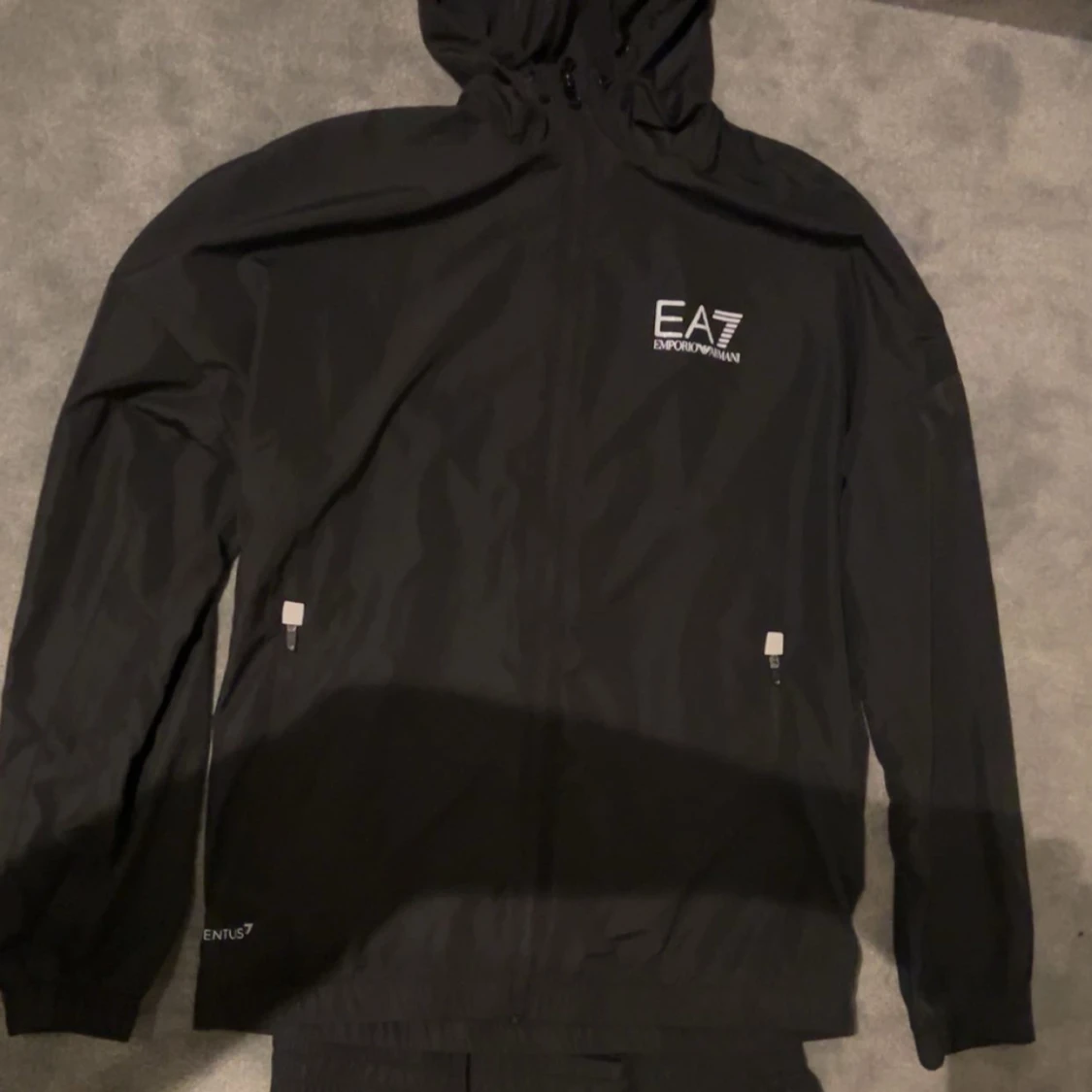 Svarta ea7 tracksuit likadan som g1ocatore