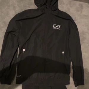 Svarta ea7 tracksuit likadan som g1ocatore - Snygg svart ea7 dress/tracksuit utan några deffekter köpt på Armani i NK. Köp hela Dressen eller bara jacka separat för 1200. Är öppen för prisförslag.