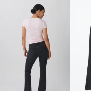 Svarta bootcut jeans - Snygga svarta bootcut jeans med låg. De har en klassisk femficksdesign och en smickrande passform som sitter perfekt. Perfekta för en stilren look.