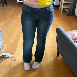 Mörkblå jeansbyxor - Snygga mörkblå jeans. Byxorna har en normal passform. De är tillverkade i ett slitstarkt denimtyg och har en knapp- och dragkedjestängning framtill.   Waist: 38 length: 32