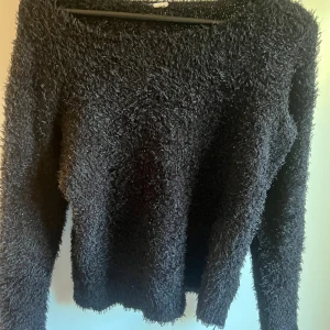 Svart tröja - Svart fluffig tröja, finns ingen lapp på den men skulle säga att det är i storlek s💞