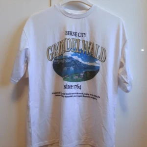 Vit t-shirt med tryck - Säljer en vit t-shirt med ett tryck på i nytt skick. Pris kan alltid diskuteras! Skriv vid frågor.