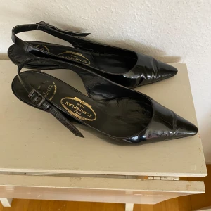 Vintage klackar  - Så fina, glansiga, klackar jag köpt i en vintage butik. Slitna sulor, se bild 2.