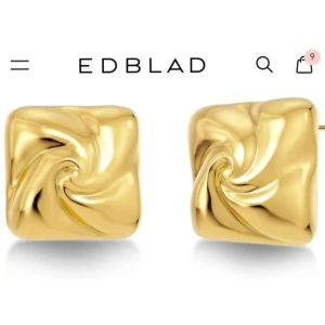 Örhänge från Edblad (HELT NYA) Pris går att diskuteras - Jag vill sälja mina HELT nya  Milky Way Studs L Gold från Edblad.  Jag fick de som present idag (17 april) men de är inte i min stil samt att jag själv är en silver person.  Fick de idag så har aldrig använt - Helt nya. Oginal pris 699kr - mitt pris 449 (PRIS GÅR ATT DISKUTERAS) Kan skickas via post (du står för kostnaden) eller så kan vi lösa att träffas i stan (stockholm)