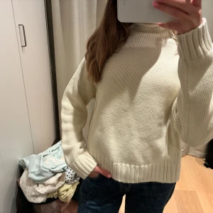 Vit stickad tröja med hög krage - Jätte fin stickad tröja från zara 