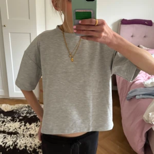 T-shirt med vadderade axlar - Basic T-shirt i lite tjockare material, dessutom så snygg detalj i form av vadderade axlar! Köpt på Zara och använd endast en gång!🩶 200 kr + frakt