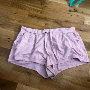 Rosa shorts från H&M - snörerna är lite trasiga
