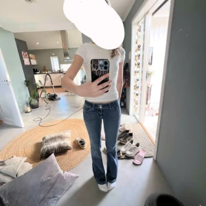 Blåa jeans från nelly - Säljer ett par mörkblåa jeans med vita detaljer  ifrån Nelly💞 storlek 34, passar xs-s skulle jag gissa. Jag är 170 och de är precis vid golvet för mig❤️ Bara använda 1 gång, så väldigt bra skick! Nypris: 699kr PRIS KAN DISKUTERAS!