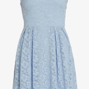 Ljusblå spetsklänning med kort ärm - Söt ljusblå klänning med spetsdetaljer och v-ringning. Klänningen har korta ärmar och en lätt utställd kjol. Perfekt för vår och sommar. Feminint och romantiskt uttryck.