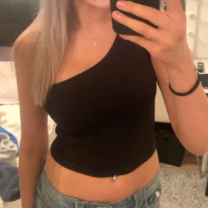 Svart topp  - Säljer en enarmad svart topp Ginna trikot💕, tröjan är knapt använd så säljer den pågrund av att ja inhe använder den💕💖💞