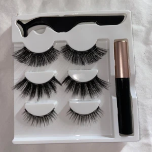  lösögonfransar💗 - Säljer ett kit med lösögonfransar från LashMagz. Innehåller tre par svarta fransar, lim, samt en svart redskap. Inget är använt här bara öppnat paketet. Perfekt för att skapa en ögonlook inför fest! 