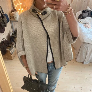 Cape / poncho / kofta - SUPER snygg!! Min favvo❣️❣️