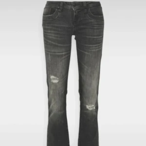 Svarta bootcut jeans från ltb - Säljer ett par svarta bootcut jeans från ltb med slitna detaljer på knäna. Jeansen har fem fickor, låg midja och klassisk knappgylf. Storlek 29/34, jag är 175 och har vanligtvis W27/28 och L34. Avända en gång