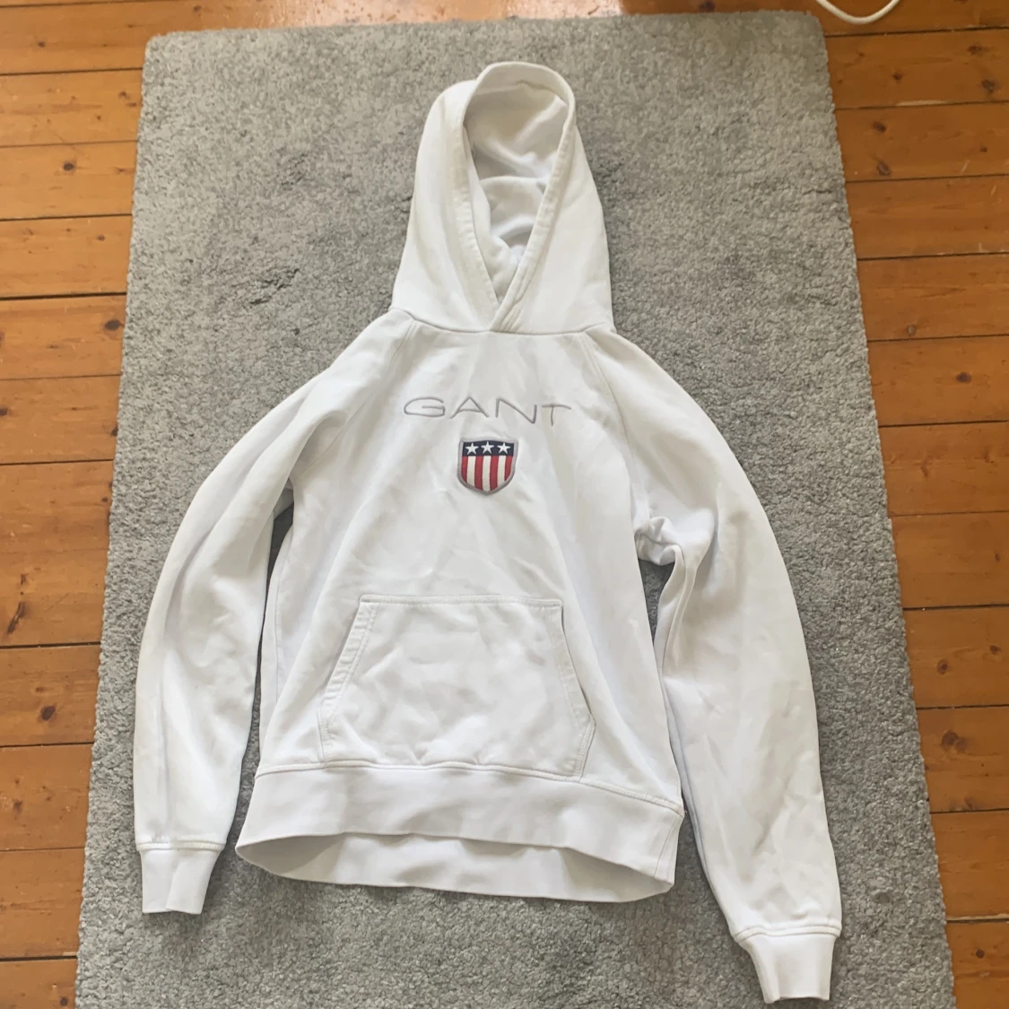 Vit hoodie från GANT med broderad logga