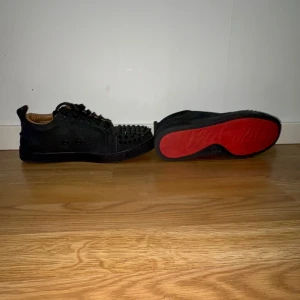 Loubs storlek 40-41 - Knappt använda ( 2 gånger på bröllop. i Bra skick. Inget är sönder. Skönt o ha nu till sommaren. Priset kan diskuteras privat. Ingen box kommer med.