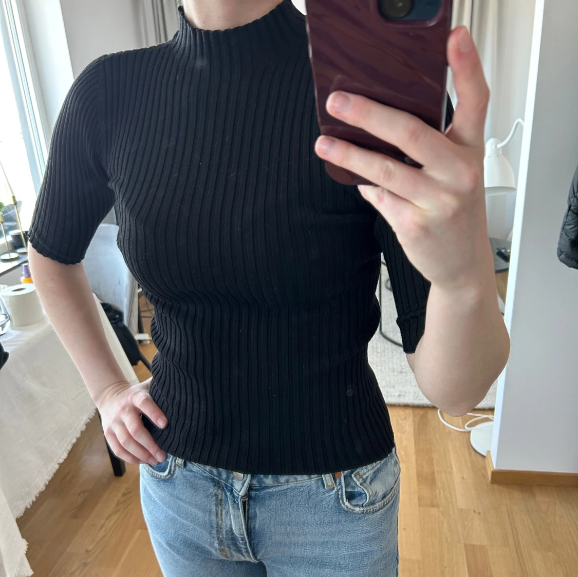 Svart ribbad topp med halv polo