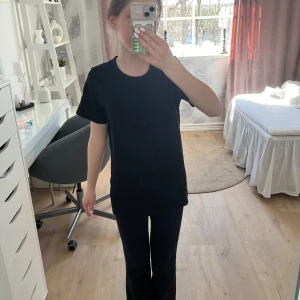 Svart t-shirt  - En klassisk svart t-shirt med rund halsringning. Modellen är enkel och rak i passformen, perfekt för en clean och stilren look. Tillverkad i mjuk bomull som känns skön mot huden. Det är män XS men passar perfekt som dam S. Använd få antal gånger. Fin och skön! 😍köpte för 100 kr 