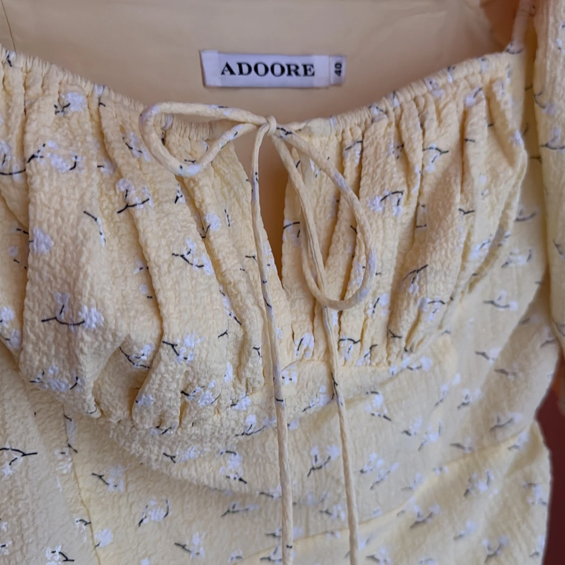 Gul blommig klänning från ADOORE