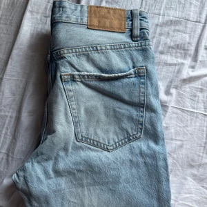 Ljusa jeans från Zara - Straight Jeans från Zara, kom med prisförslag!
