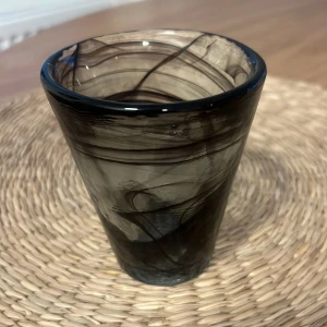 Kosta Boda glas - Helt nytt Kosta Boda glas som bara stått oanvänt i ett vitrinskåp. 