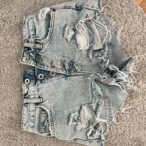 Ljusa jeansshorts - Säljer ett par sjukt snygga jeansshorts, perfekta till sommaren💞💞storlek 32
