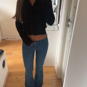 Blå bootcut jeans - Säljer mina super snygga blåa bootcut jeans. Jeansen har en medelhög/låg midja. 