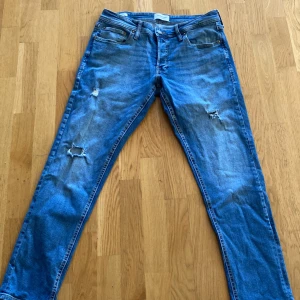 Jack and Jones jeans  - Ett par snygga Jack and Jones jeans modellen slim Glenn med storlek 33 32