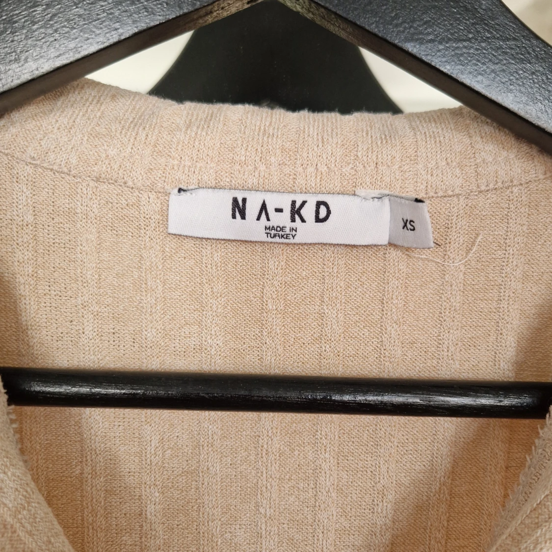 Beige ribbad klänning från NA-KD - 3