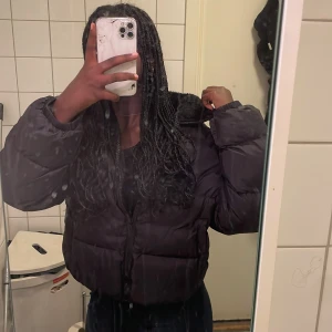 Svart pufferjacka från SHEIN - Svart pufferjacka från SHEIN med mjukt foder och hög krage. Jackan har dragkedja framtill och är fluffig. Perfekt för höst och våren och har en klassisk, enkel design.