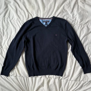 Tommy Hilfiger Stickad tröja - Tjena! Säljer nu denna  stickad tröja från Tommy Hilfiger. Storleken är M. Den är sparsamt använd, inga tecken på defekter 🙌. Säljer den för endast 299kr. Köpt från Tommy Hilfiger för 1199kr. Kvittot finns. Tveka inte att höra av er vid funderingar 🤝 :).