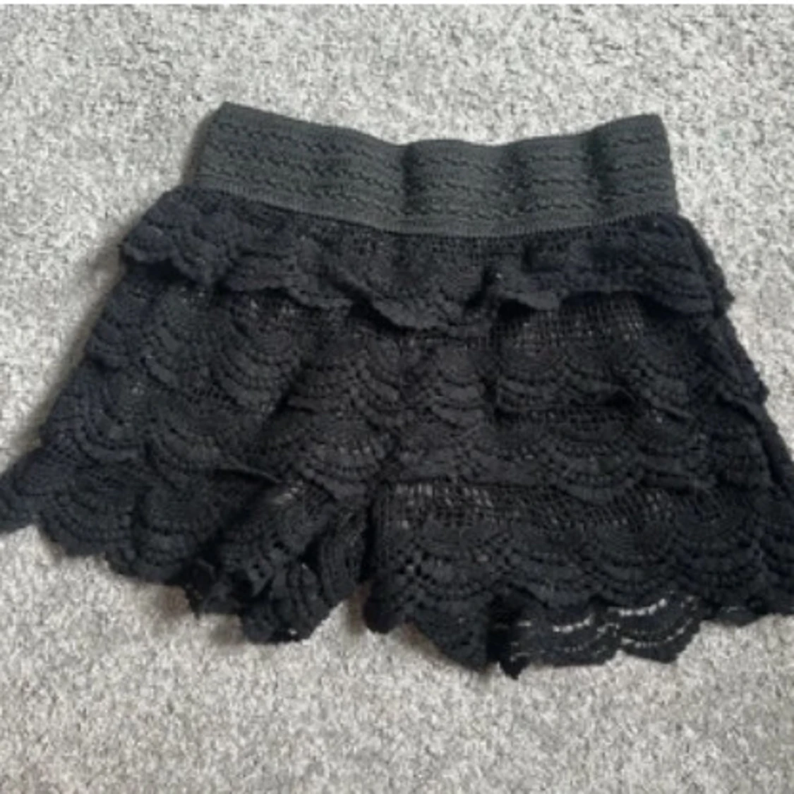 Svarta virkade shorts med spetsdetaljer - 1