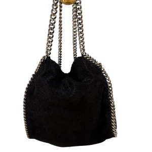 Stella MCCartney  - Stella McCartney Falabella Mini Tote Bag. Ny priset är över 10 000 kr. Används inte längre. Hör av er om ni har några frågor om pris m.m!