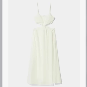 Vit långklänning med cut-out och smala axelband - Säljer en  vit långklänning med smala axelband och snygg cut-out detalj i midjan som är perfekt inför midsommar! Använd 1 gång, från Bershka nypris ca 300kr mitt pris 200kr